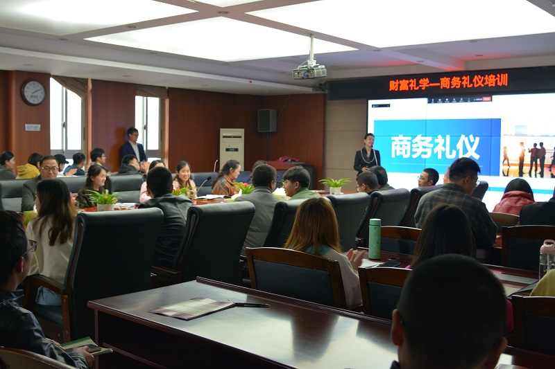 中恒學(xué)院組織開(kāi)展商務(wù)禮儀培訓(xùn)