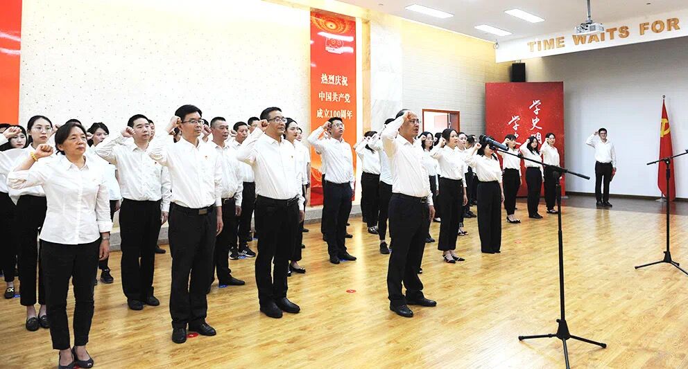 中恒工程設(shè)計院有限公司新黨員代表參加區(qū)入黨宣誓儀式