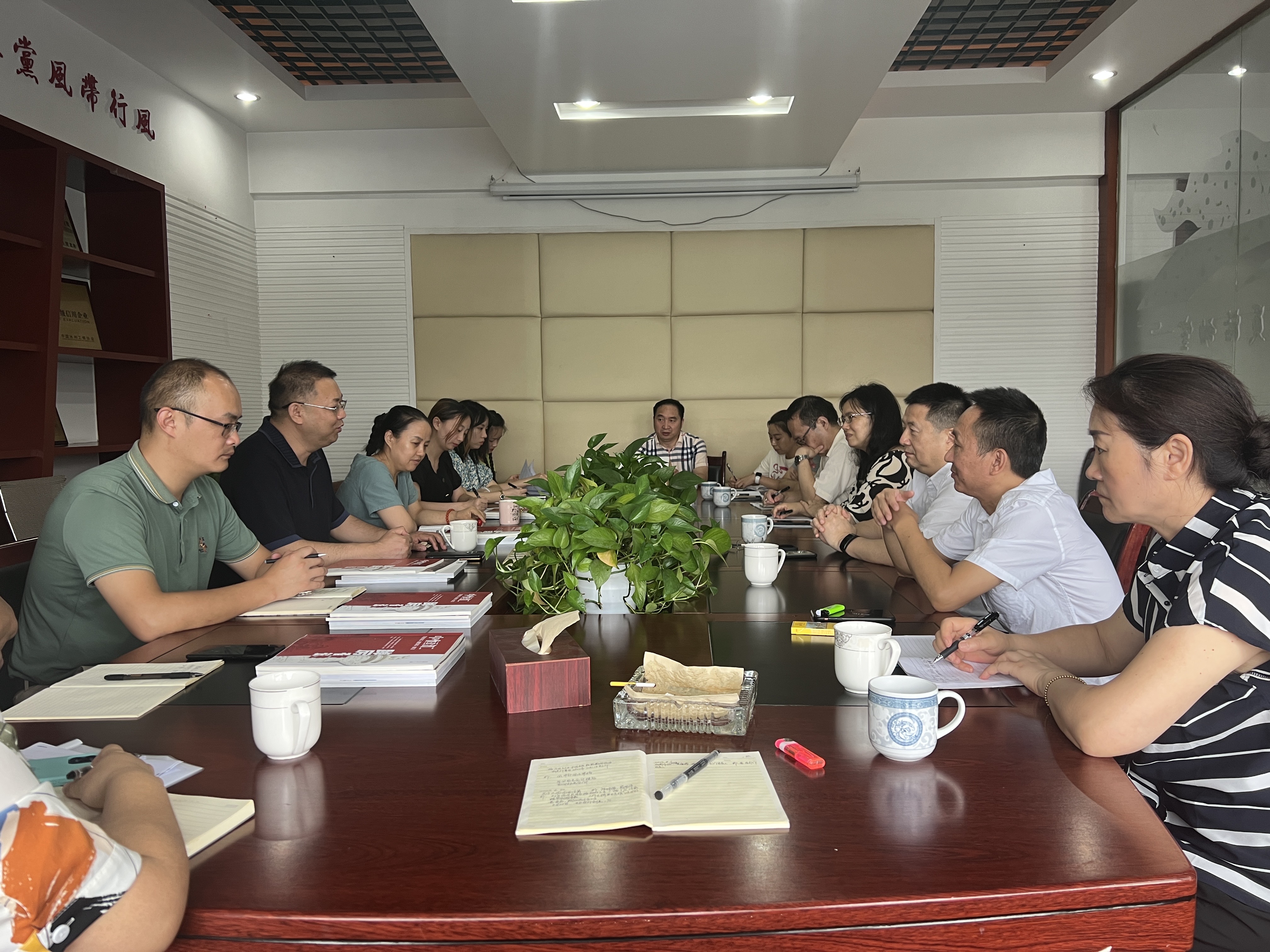 集團公司總經(jīng)理鄒永紅一行調研成都市市政建設監(jiān)理有限責任公司